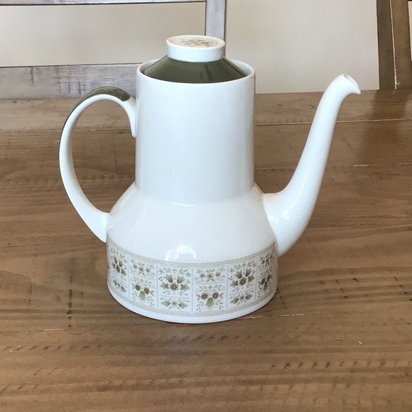 Royal Doulton Samarra Coffee Pot & Lid
Vintage English translucent china - Picture 2 of 16